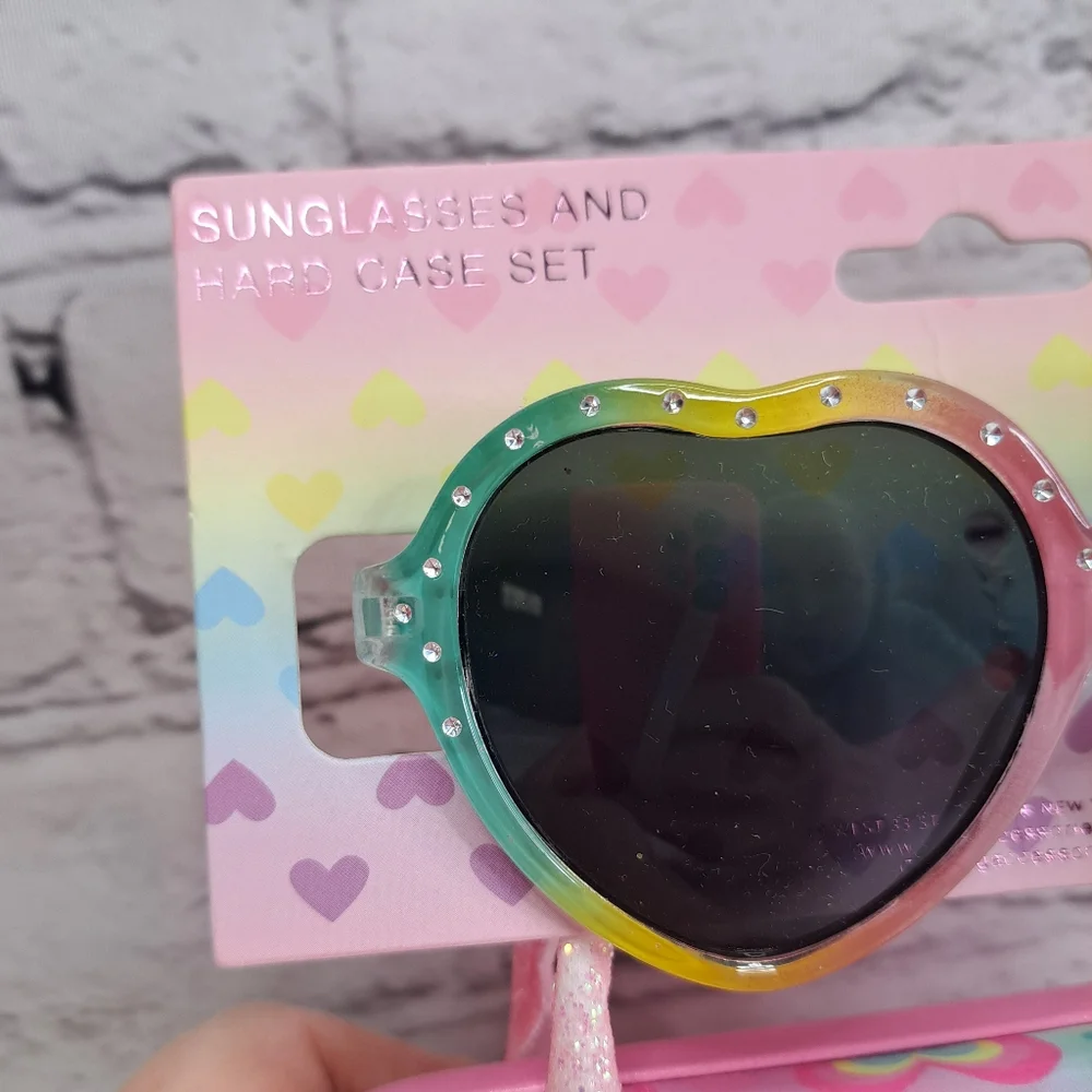 MISS GWEN'S 'OMG' HEART SUNGLASSES & GLITTER HARD CARRING CASE 'LOVE'